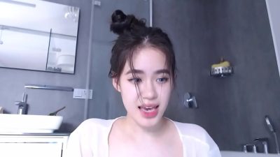 Hot girl dâm đãng show hàng tự sướng trong nhà tắm xuất đầy nước